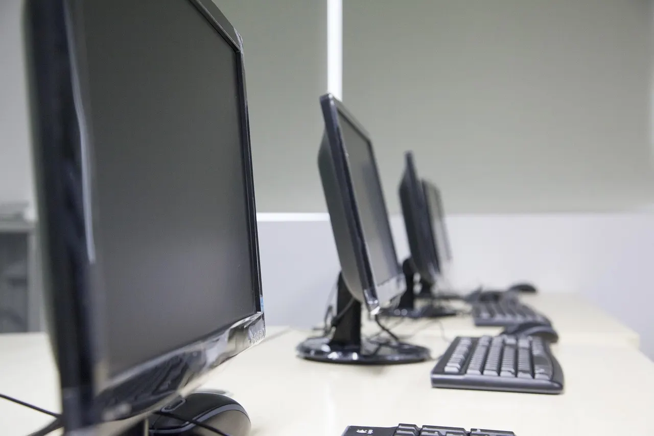Estudantes programando em sala de aula moderna